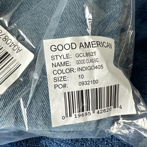 GOOD AMERICAN - GOOD CLASSIC SLIM STRAIGHT JEANS - Picture 3 of 4